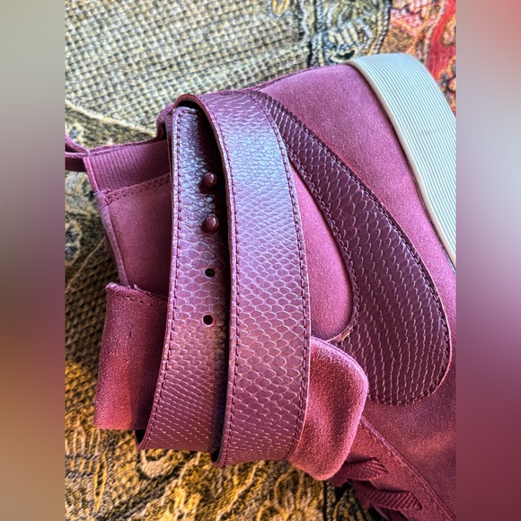 Nike High Top Slip Ons Maroons color with snakeskin detail - Picture 2 of 11